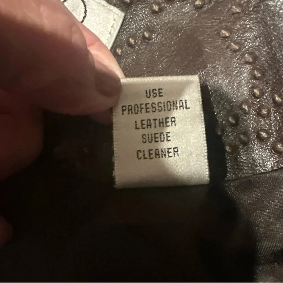 Women’s vintage brown Vakko leather jacket with perforated detailing. - Picture 7 of 12